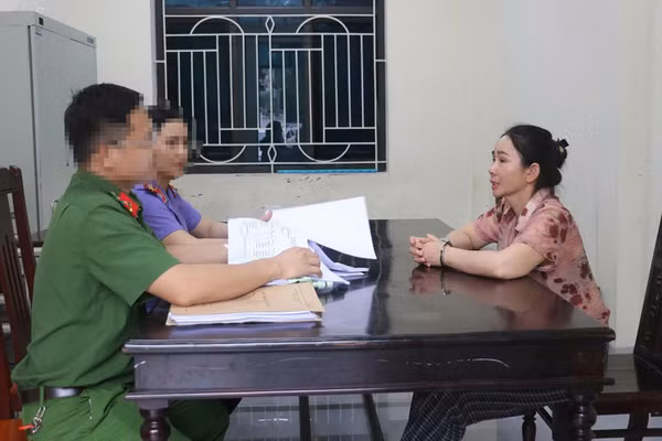 Cơ quan chức năng làm việc với Phạm Thị Hương. (Ảnh: CANA)