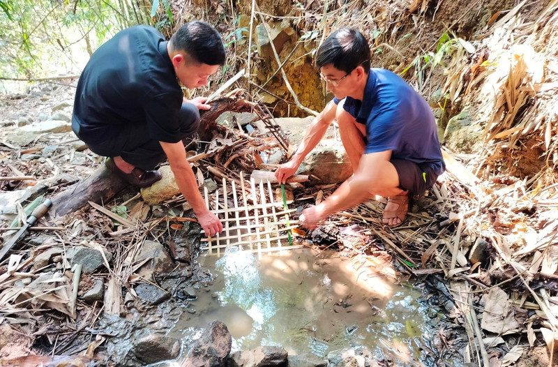 Trường học ở Thanh Hóa thiếu nước sinh hoạt, học sinh phải đi tắm suối