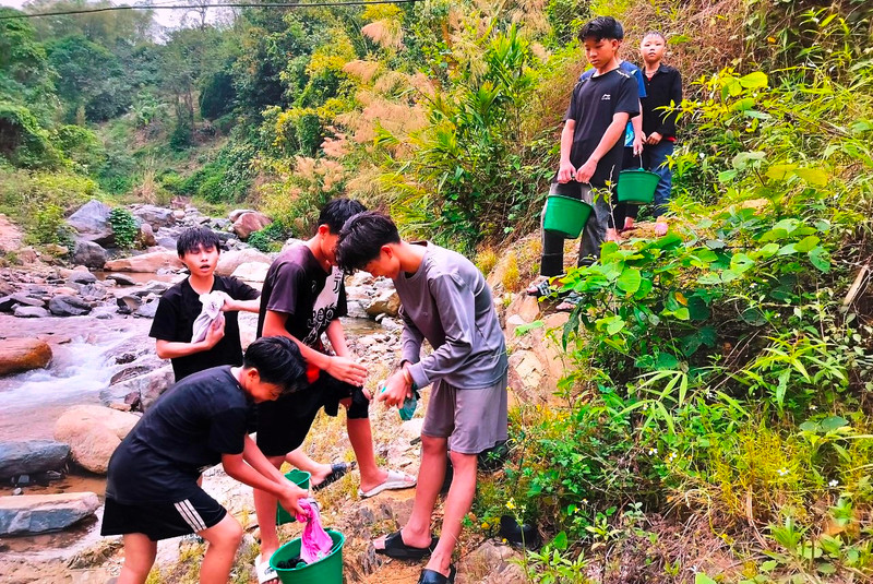 Trường học ở Thanh Hóa thiếu nước sinh hoạt, học sinh phải đi tắm suối