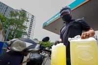 Infographics: Khuyến cáo người dân không nên tích trữ xăng, dầu trong nhà