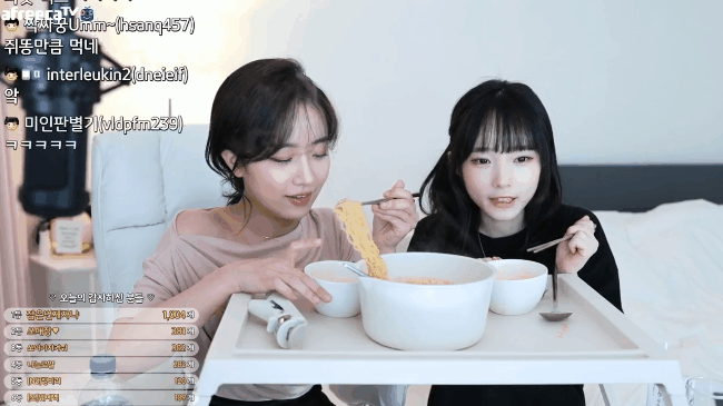 Min Jeong (bên trái) có phong cách dịu dàng, kể cả khi ăn vẫn đẹp xuất sắc. Min Jeong (bên trái) có phong cách dịu dàng, kể cả khi ăn vẫn đẹp xuất sắc.