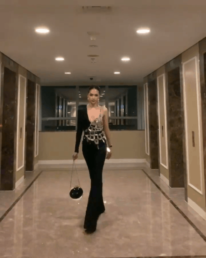 Hương Giang đã có được cặp chân dài chuẩn siêu mẫu chỉ bằng cách mix quần ống dài quét đất với giày cao gót. Hương Giang đã có được cặp chân dài chuẩn siêu mẫu chỉ bằng cách mix quần ống dài quét đất với giày cao gót.