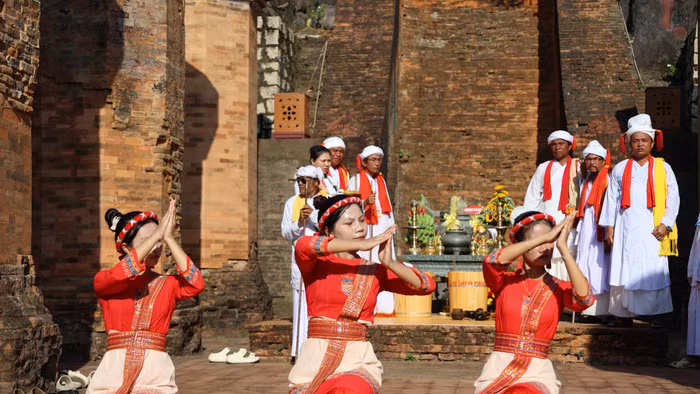 Thiếu nữ Chăm với điệu múa truyền thống.