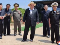 Hình ảnh ông Kim Jong un trực tiếp thị sát vụ phóng tên lửa từ khu trục hạm mới