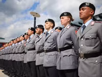 Các tân binh Đức tham gia lễ tuyên thệ của Bundeswehr (quân đội Đức).