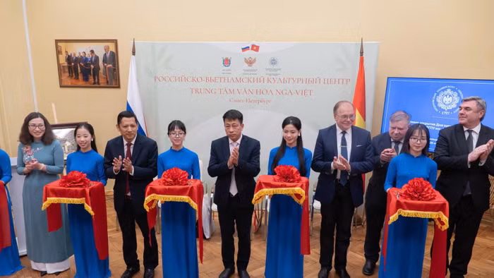 Lễ trao tặng Tủ sách tiếng Việt của NXBGDVN (Nguồn: ĐH SP QG Herzen).