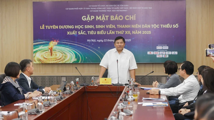 Quảng cảnh buổi họp báo.