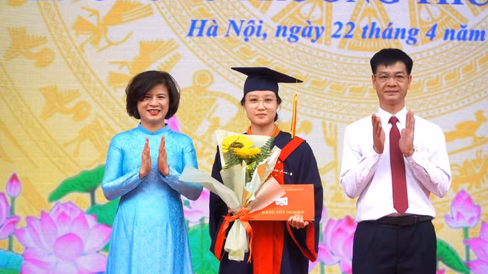 PGS.TS Vũ Thị Tú Anh trao bằng tốt nghiệp cho sinh viên.