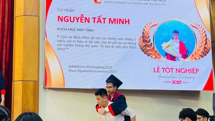 Ngô Văn Hiếu xuất hiện cõng Nguyễn Tất Minh lên nhận bằng tốt nghiệp. Ảnh: Ngô Chuyên.