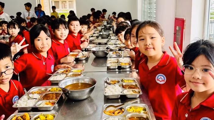 Bữa an bán trú của học sinh Hà Nội.