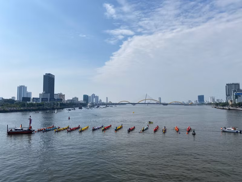 Người Đà Nẵng đội nắng, trèo cây cổ vũ đua thuyền trên sông Hàn