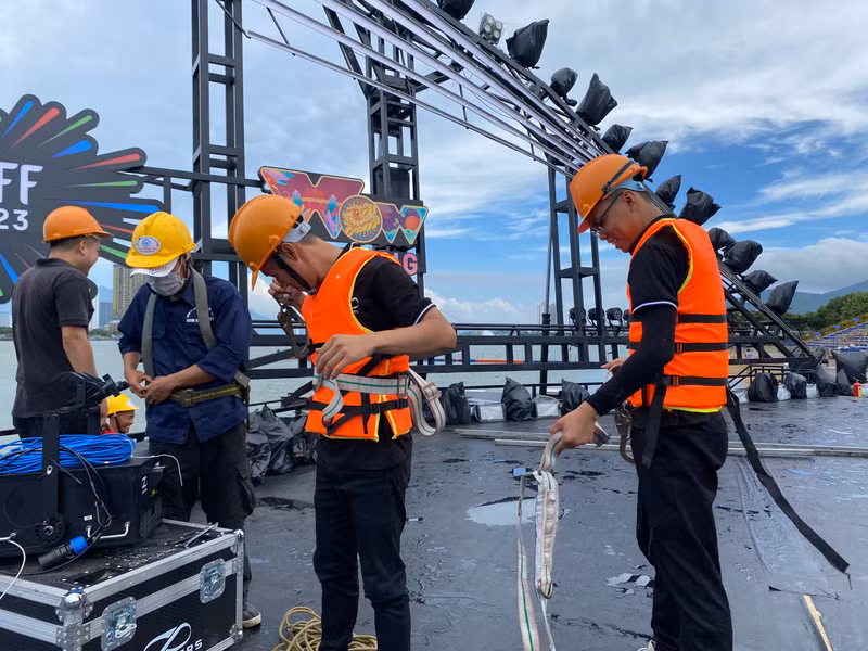 Công nhân được trang bị bảo hộ đầy đủ, đảm bảo an toàn tuyệt đối khi bắt đầu làm việc. Ảnh: Hoàng Vinh. Cận cảnh trận địa pháo hoa tại DIFF 2023