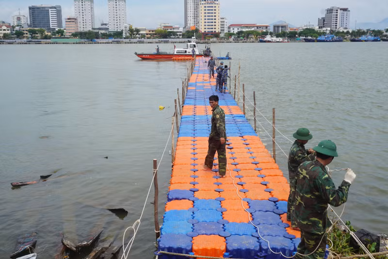 Lực lượng Bộ đội Biên phòng TP. Đà Nẵng lập cầu phao ngay bên cạnh khán đài để phục vụ tuần tra, đảm bảo an ninh trật tự. Ảnh: Hoàng Vinh. Cận cảnh trận địa pháo hoa tại DIFF 2023