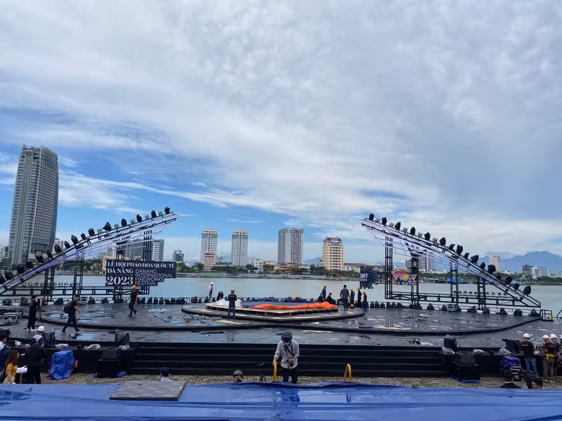 Ngày 29/5, ông Trần Xuân Hưng - Trưởng Ban quản lý dự án Sun Group - phụ trách DIFF cho biết, đến thời điểm này, tất cả hạng mục sân khấu của chương trình nghệ thuật đã hoàn thành gần như 100%, hiện giờ chỉ còn chỉnh sửa hoàn thiện về mặt thẩm mỹ để sẵn sàng cho đêm khai mạc ngày 2/6 tới. Ảnh: Hoàng Vinh. Cận cảnh trận địa pháo hoa tại DIFF 2023