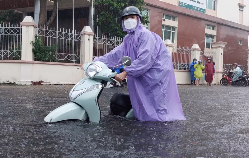 Nhiều tuyến đường ở Đà Nẵng lại bị ngập nước sau trận mưa lớn