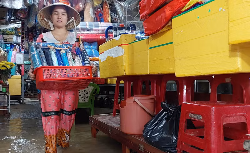 Nhiều tuyến đường ở Đà Nẵng lại bị ngập nước sau trận mưa lớn