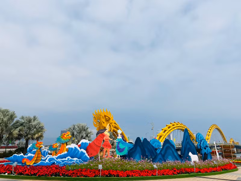 Người dân, du khách xúng xính váy áo ‘check-in’ đường hoa Xuân Đà Nẵng