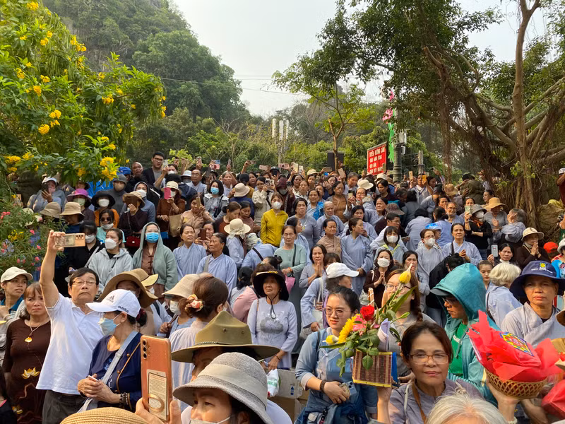 Hàng ngàn du khách chen chân dự lễ hội Quán Thế Âm