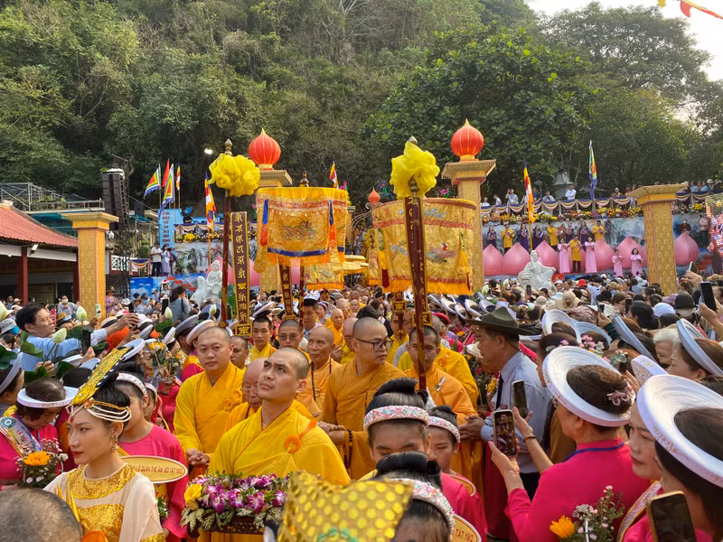 Hàng ngàn du khách chen chân dự lễ hội Quán Thế Âm