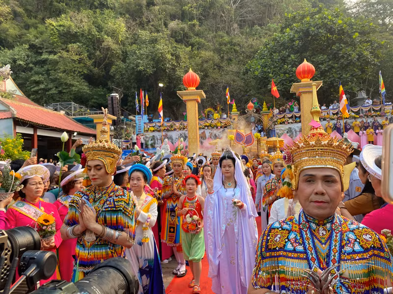 Hàng ngàn du khách chen chân dự lễ hội Quán Thế Âm