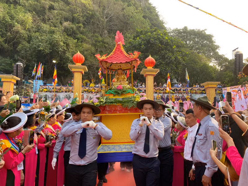 Hàng ngàn du khách chen chân dự lễ hội Quán Thế Âm