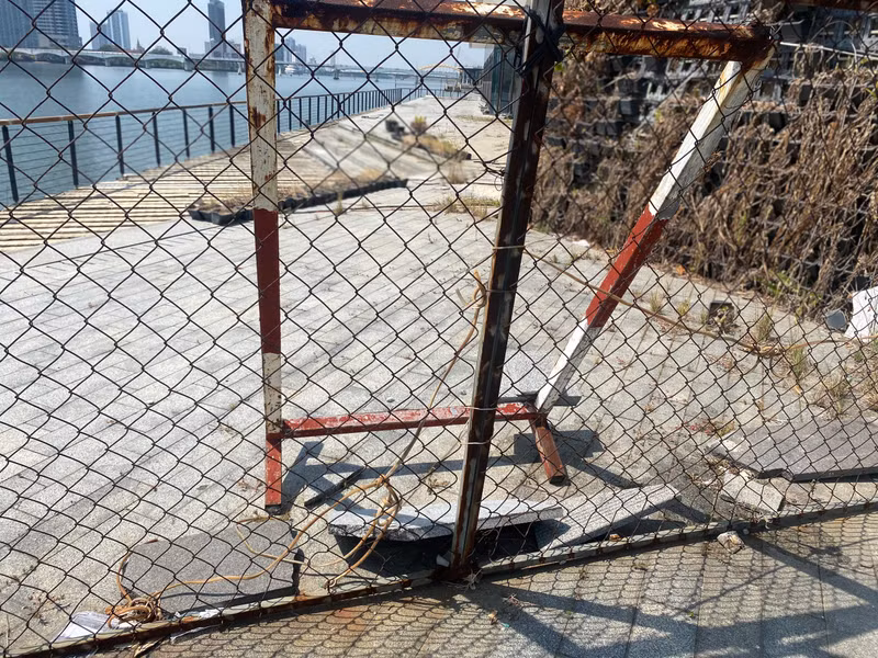 Cận cảnh bến du thuyền bỏ hoang ở bên bờ sông Hàn