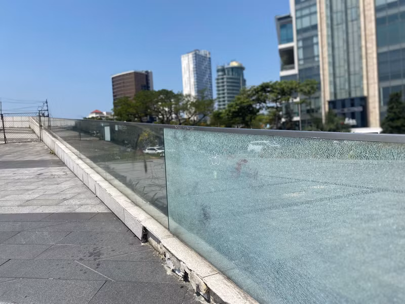 Cận cảnh bến du thuyền bỏ hoang ở bên bờ sông Hàn