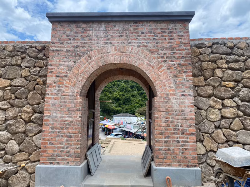 Ông Bùi Văn Khuyến - Viện Khoa học công nghệ xây dựng - Phân viện miền Trung đơn vị đang thi công cho biết, đến nay các hạng mục trùng tu Hải Vân quan đã hoàn thành 95%. Hải Vân quan ‘lột xác’ sau gần 2 năm trùng tu