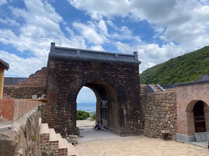 Những ngày này, các ngành chức năng 2 địa phương Đà Nẵng và Thừa Thiên – Huế đang nỗ lực hoàn thành công việc trùng tại di tích quốc gia Hải Vân quan. Ảnh: H.Vinh. Hải Vân quan ‘lột xác’ sau gần 2 năm trùng tu