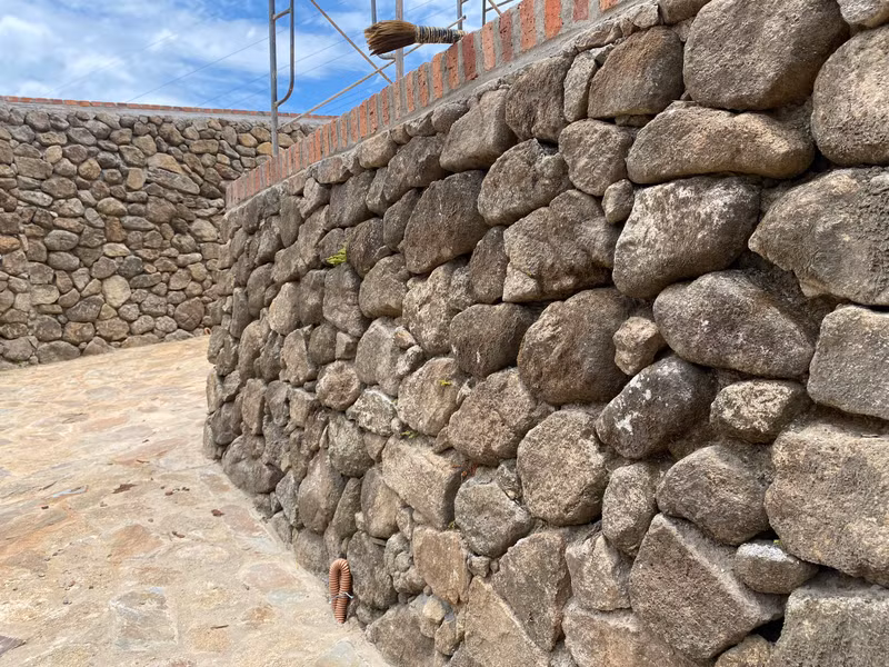 Theo ông Khuyến, còn một số đoạn tường thành xây bằng đá mồ côi chưa thể thi công vì vướng trụ điện. Hải Vân quan ‘lột xác’ sau gần 2 năm trùng tu