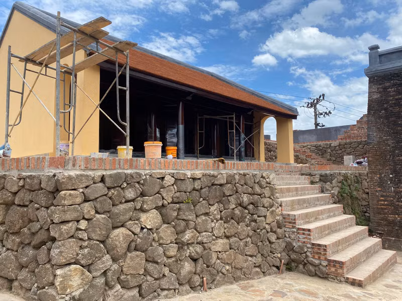 Để xây dựng tường thành, đơn vị thi công đã cẩn thận chọn từng viên đá mồ côi kích thước thích hợp để đảm bảo mỹ quan. Hải Vân quan ‘lột xác’ sau gần 2 năm trùng tu