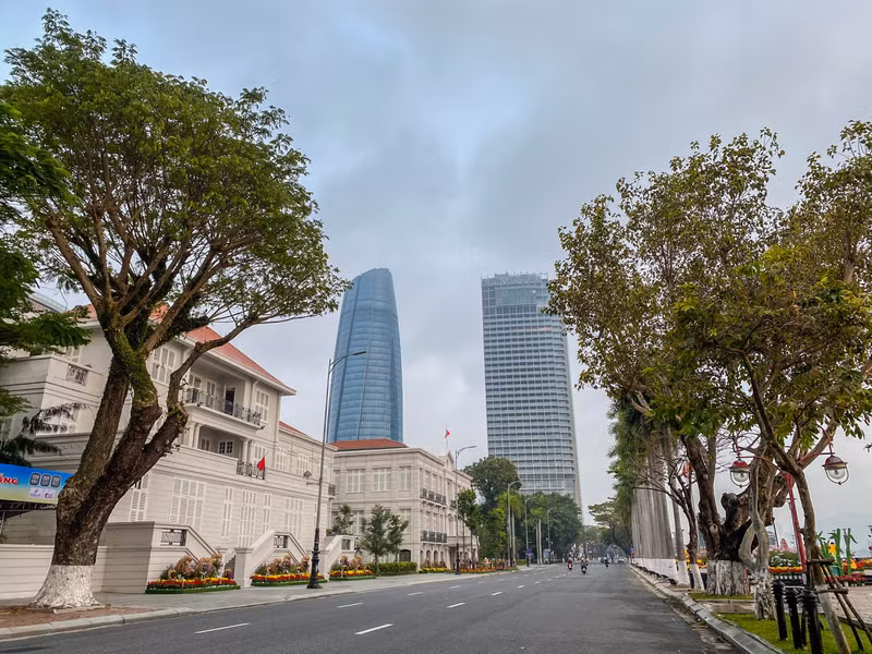 Đường Bạch Đằng ven sông Hàn buổi sáng 21/2. Phố phường Đà Nẵng ‘chìm’ trong sương mù