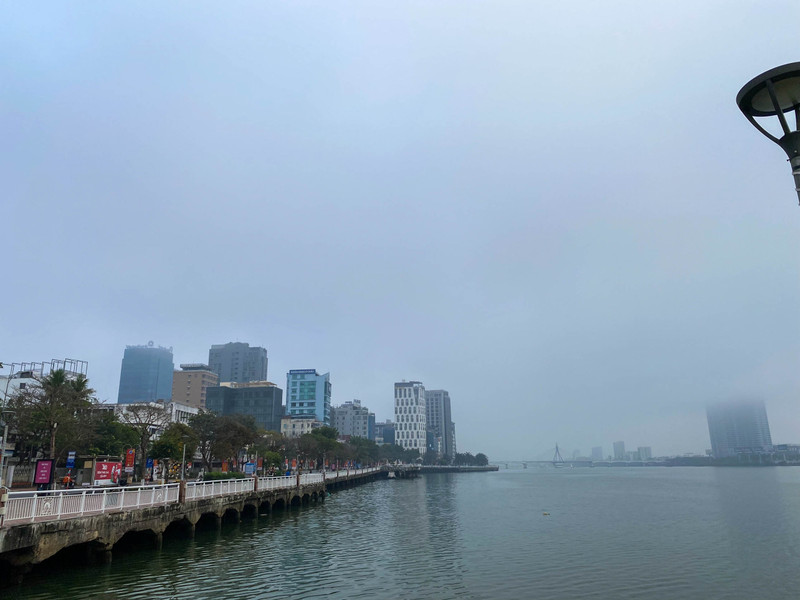 Phố phường Đà Nẵng ‘chìm’ trong sương mù