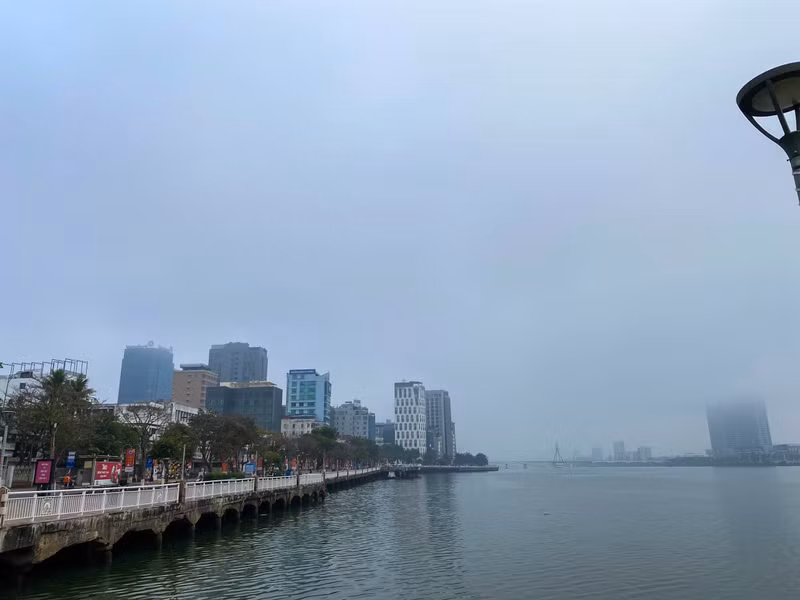 Bờ tây sông Hàn nhìn từ hướng cầu Rồng. Phố phường Đà Nẵng ‘chìm’ trong sương mù