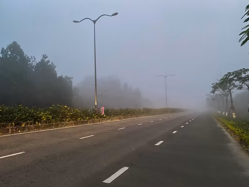 Tại tuyến đường Bà Nà – Suối Mơ nơi dẫn lên khu du lịch Sun World Bà Nà Hills xuất hiện làn sương mù dày đặc. Phố phường Đà Nẵng ‘chìm’ trong sương mù