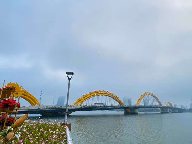 Cầu Rồng ẩn hiện dưới làn sương. Phố phường Đà Nẵng ‘chìm’ trong sương mù