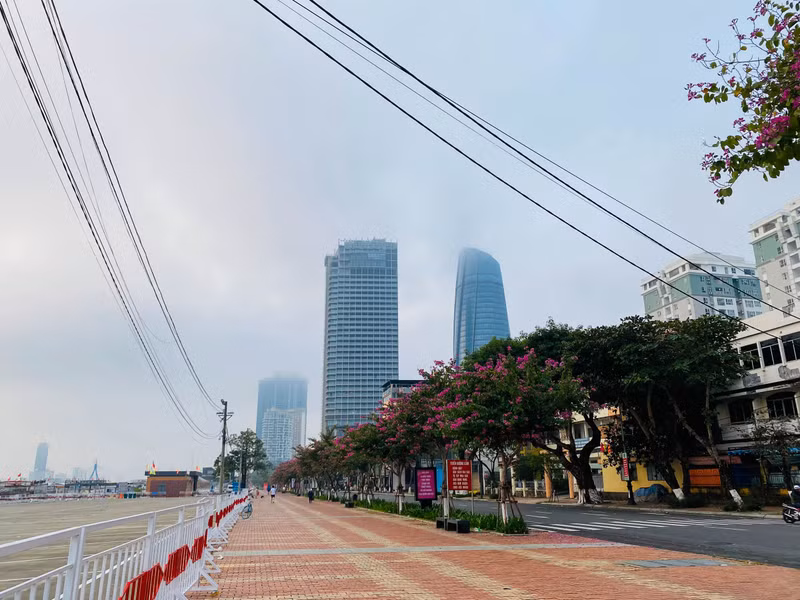 Khoảng 8h sáng, nền nhiệt độ ở Đà Nẵng bắt đầu tăng dần, tuy nhiên sương mù vẫn còn bao phủ các tòa cao ốc tại thành phố. Phố phường Đà Nẵng ‘chìm’ trong sương mù