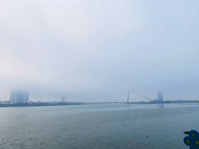 Đặc biệt, tại khu vực ven biển thuộc quận Sơn Trà và quận Ngũ Hành Sơn, sương mù càng dày hơn. Phố phường Đà Nẵng ‘chìm’ trong sương mù