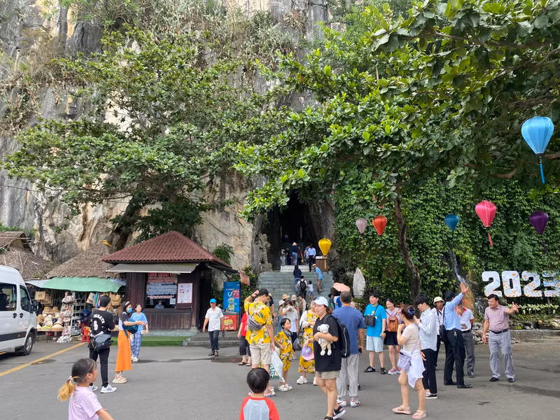 Ngày đầu tiên của kỳ nghỉ lễ Quốc khánh 2/9, các khu du lịch ở TP Đà Nẵng rất đông người dân và du khách đến tham quan. (Ảnh: H. Vinh) Du khách nườm nượp đến điểm du lịch nổi tiếng ở Đà Nẵng dịp lễ Quốc khánh 2/9