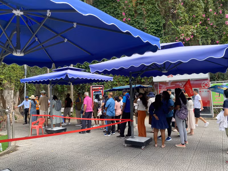 Ban Quản lý bố trí đầy đủ nhân viên hỗ trợ, phục vụ du khách khi tham quan khu danh thắng. (Ảnh: H.Vinh) Du khách nườm nượp đến điểm du lịch nổi tiếng ở Đà Nẵng dịp lễ Quốc khánh 2/9