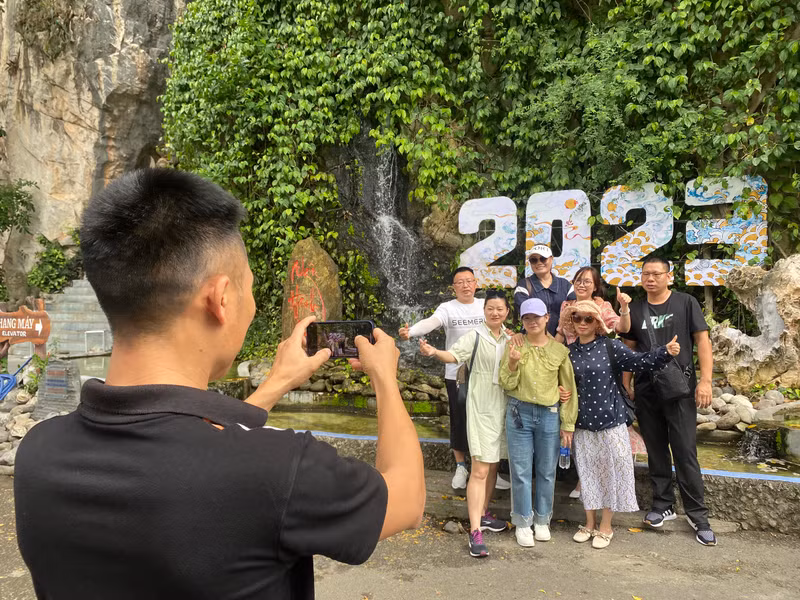 Đoàn khách Trung Quốc lưu lại khoảnh khắc tham quan khu danh thắng Ngũ Hành Sơn. (Ảnh: H.Vinh) Du khách nườm nượp đến điểm du lịch nổi tiếng ở Đà Nẵng dịp lễ Quốc khánh 2/9