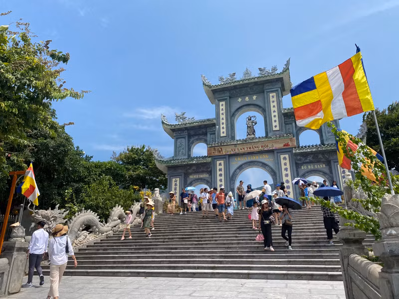 Còn tại chùa Linh Ứng ở bán đảo Sơn Trà (quận Sơn Trà) lượng khách đổ về đây mỗi lúc một đông… (Ảnh: H.Vinh) Du khách nườm nượp đến điểm du lịch nổi tiếng ở Đà Nẵng dịp lễ Quốc khánh 2/9