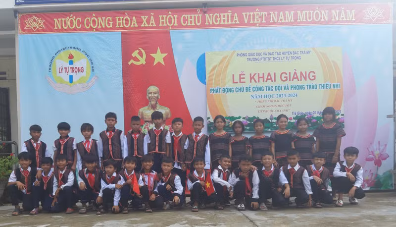 Đậm sắc màu văn hóa ngày khai giảng nơi vùng xa