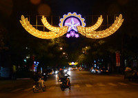 Hà Nội rực rỡ đèn đêm đón ngày Giải phóng Thủ đô - Ảnh 9