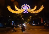 Hà Nội rực rỡ đèn đêm đón ngày Giải phóng Thủ đô - Ảnh 9