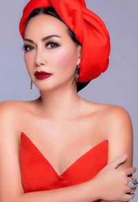 Ngoại hình trẻ trung, nóng bỏng của 'nữ hoàng ảnh lịch' dù đã U60