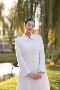 Hoa hậu Thiên Ân thả dáng như 'tổng tài’ trên đường phố Đức