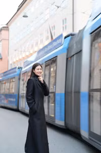 Hoa hậu Thiên Ân thả dáng như 'tổng tài’ trên đường phố Đức