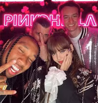 LISA (BLACKPINK) được con trai tỷ phú giàu nhất thế giới chăm sóc ngọt ngào 