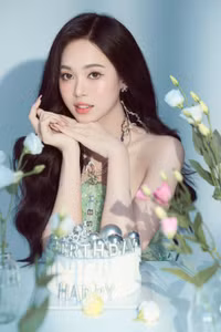 Á hậu Trịnh Thùy Linh khoe nhan sắc trong veo, cực ngọt đón tuổi 21